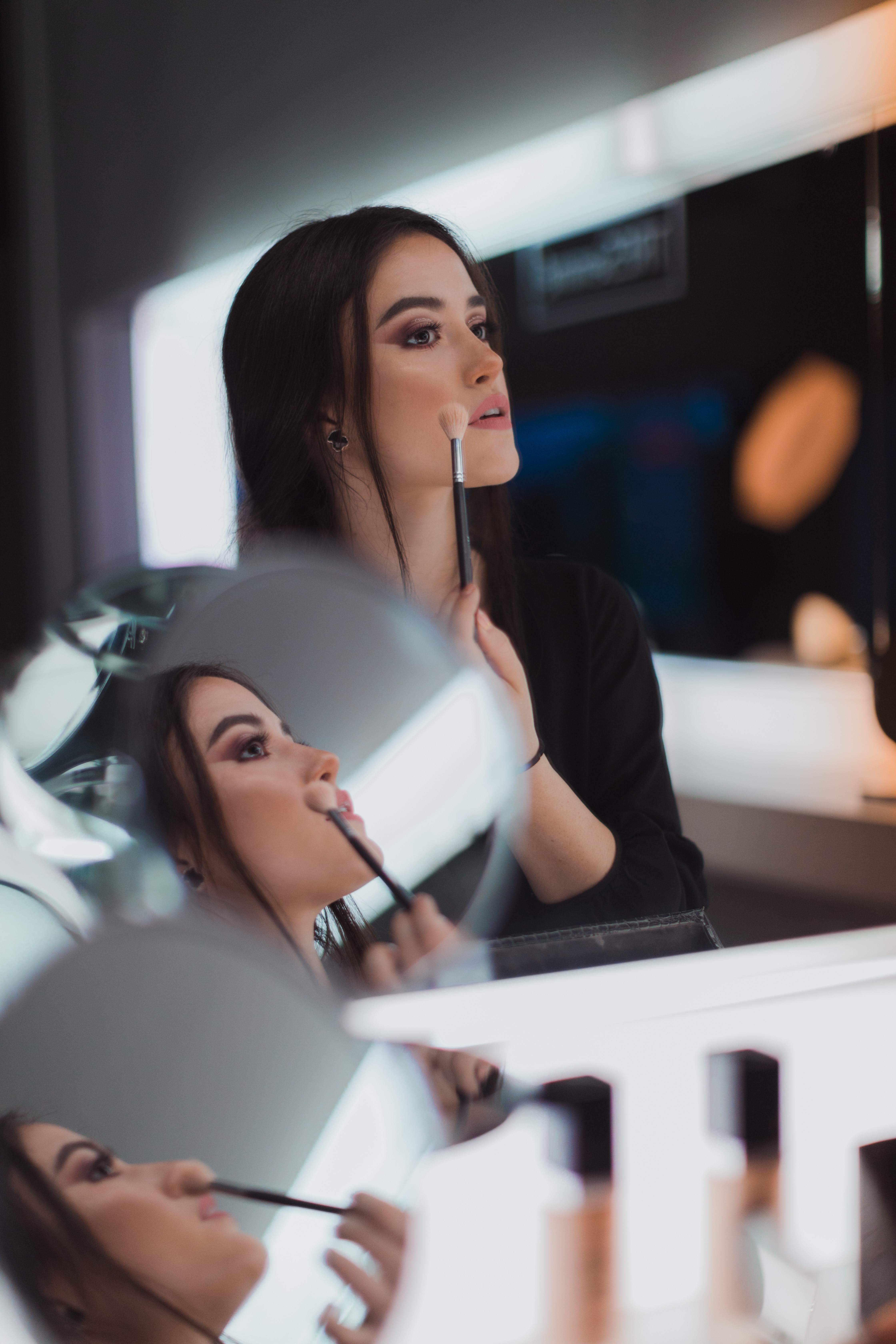 woman putting on makeup